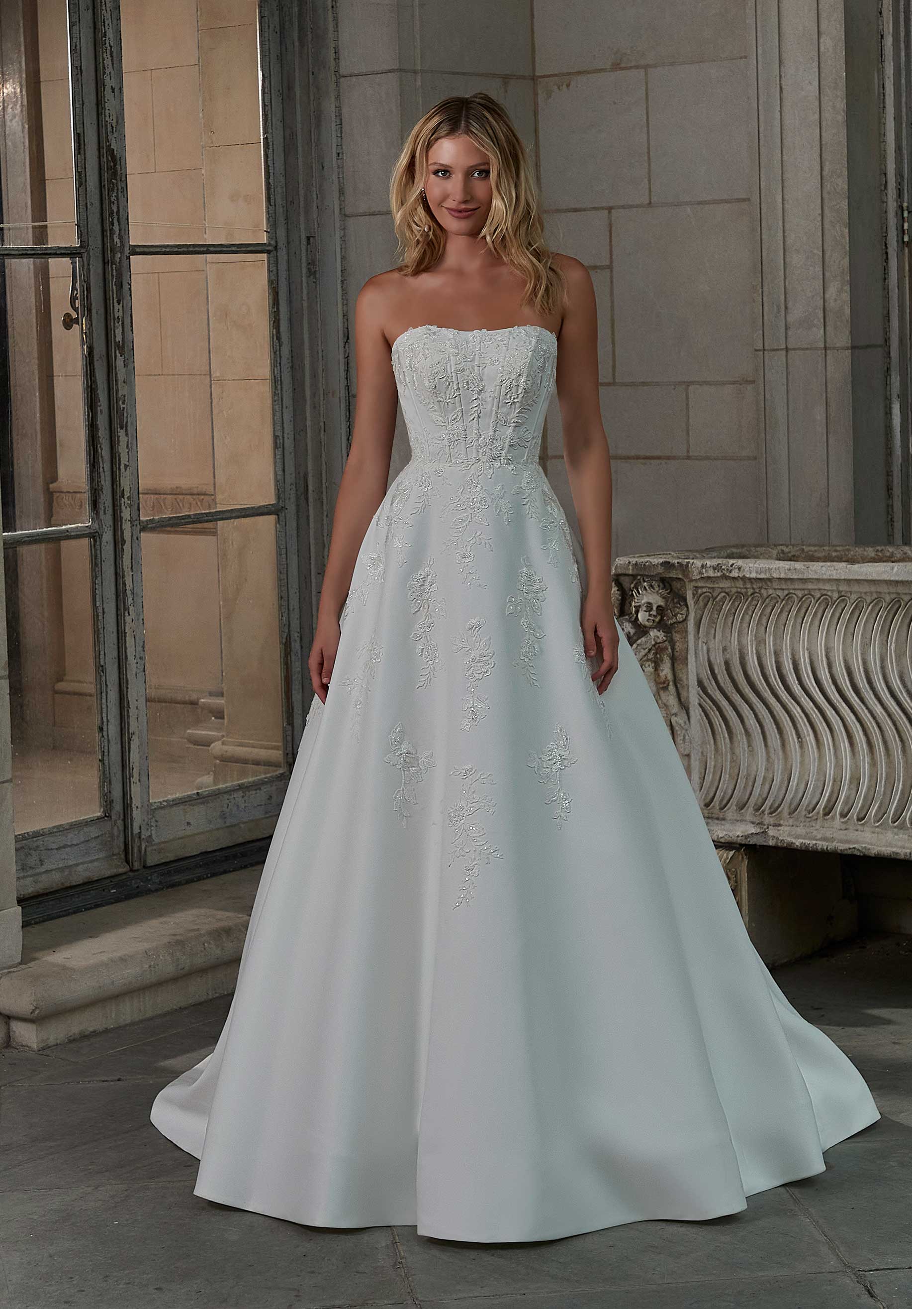 Unique Winter Wedding Dress Ideas for Brides in 2024